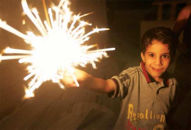 لجان أحياء عين الحلوة تطالب بوقف بيع المفرقعات