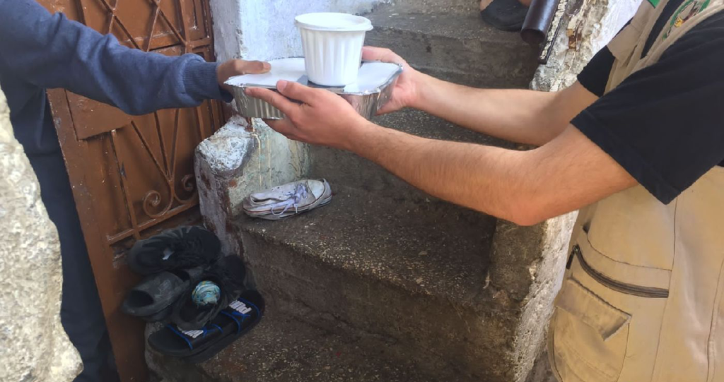 توزيع وجبات عائلية في عين الحلوة