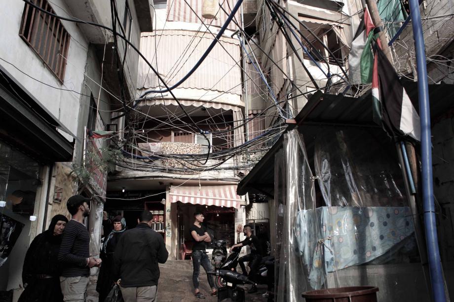 الحكومة اللبنانية تلوح بقطع الكهرباء عن المخيمات