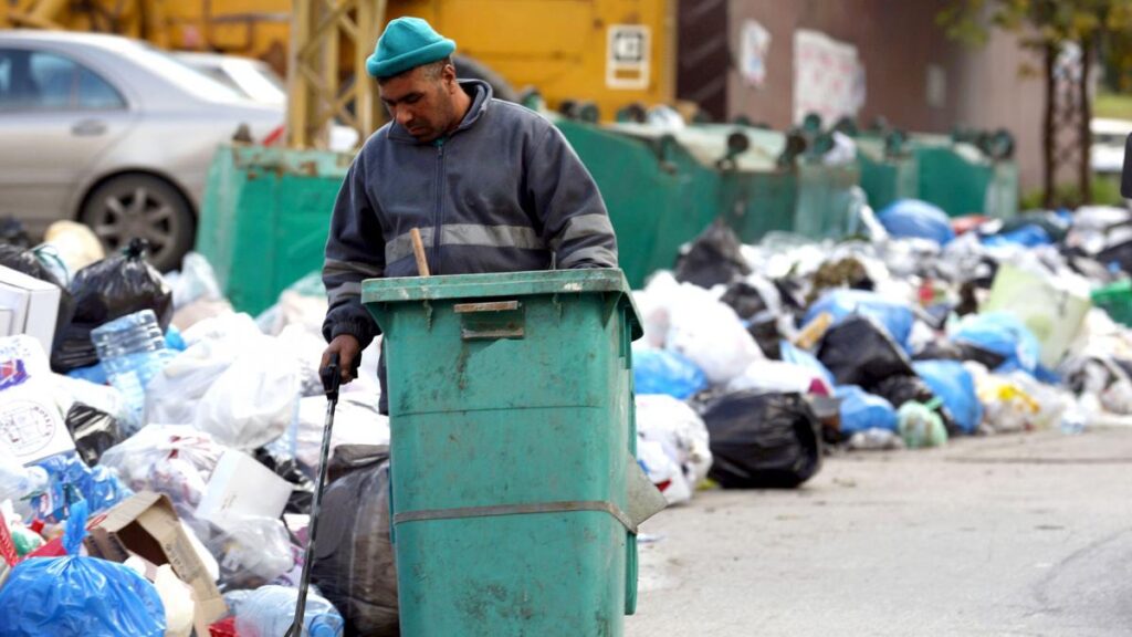 بلدية الغبيري عاجزة عن جمع نفايات المخيمات