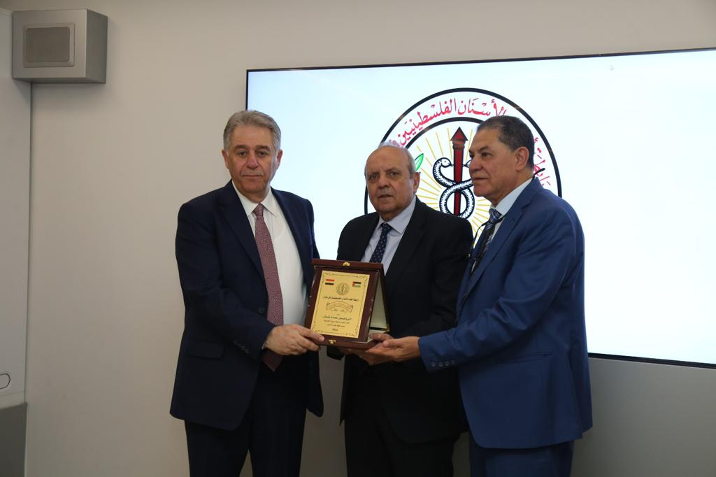 تكريم فلسطيني لعصام عثمان