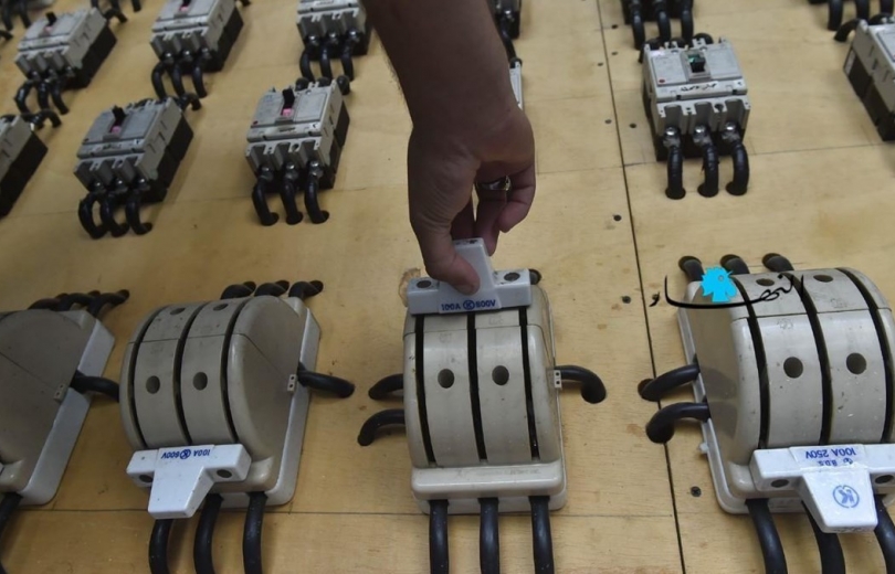 عدادات على مداخل المخيمات لتحصيل قيمة الكهرباء