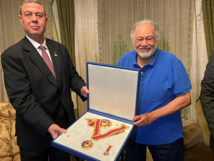 منح وسام النجمة الكبرى للفخراني