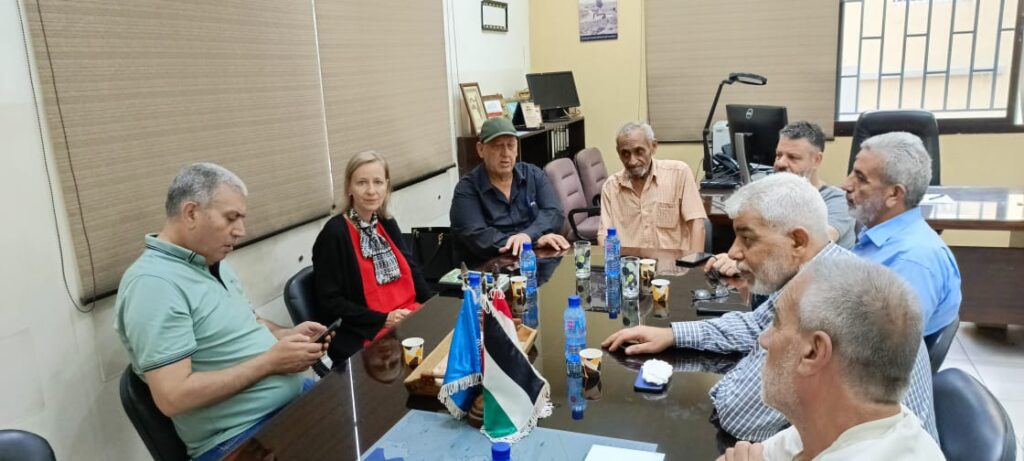 كلاوس حريصة على تخفيف معاناة سكان عين الحلوة