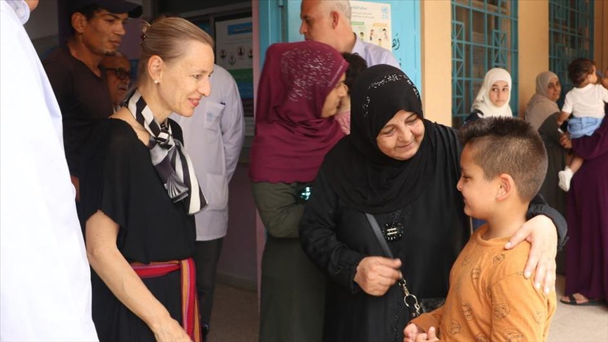 كلاوس تلتقي عائلات تلاميذ عين الحلوة وسط مطالبات الأهالي بالتعويض