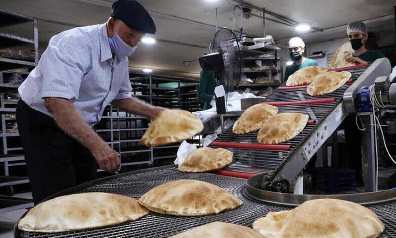 نقيب الأفران اللبناني يحذر من نفاد الطحين