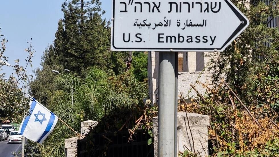 السفارة الأمريكية في الكيان تحذر رعاياها من السفر إلى خارج المدن