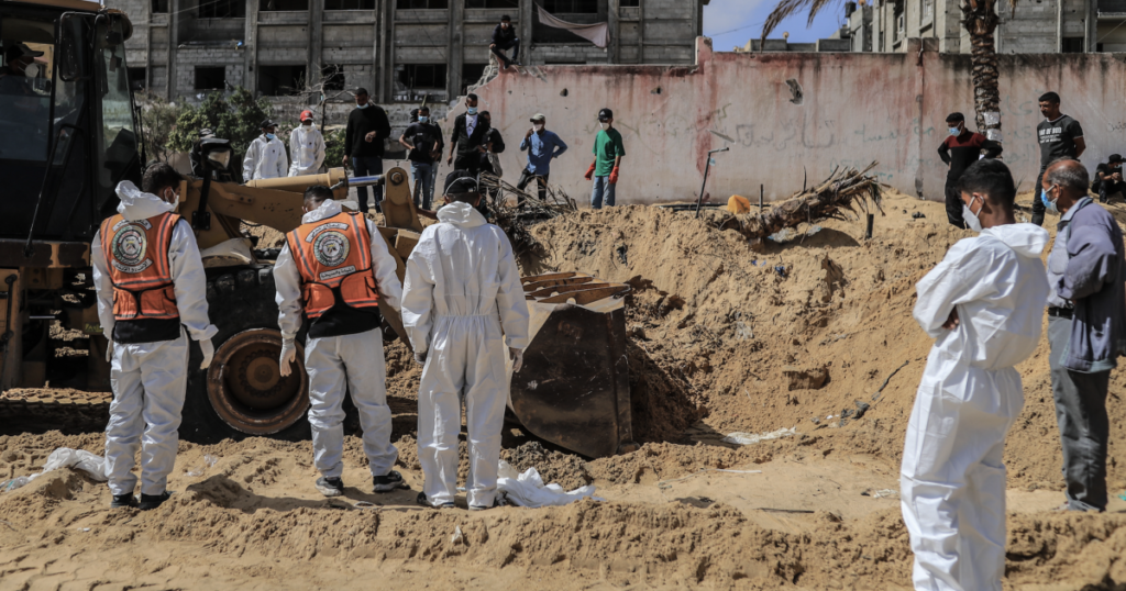 جنوب أفريقيا تطالب بتحقيق دولي حول المقابر الجماعية في القطاع