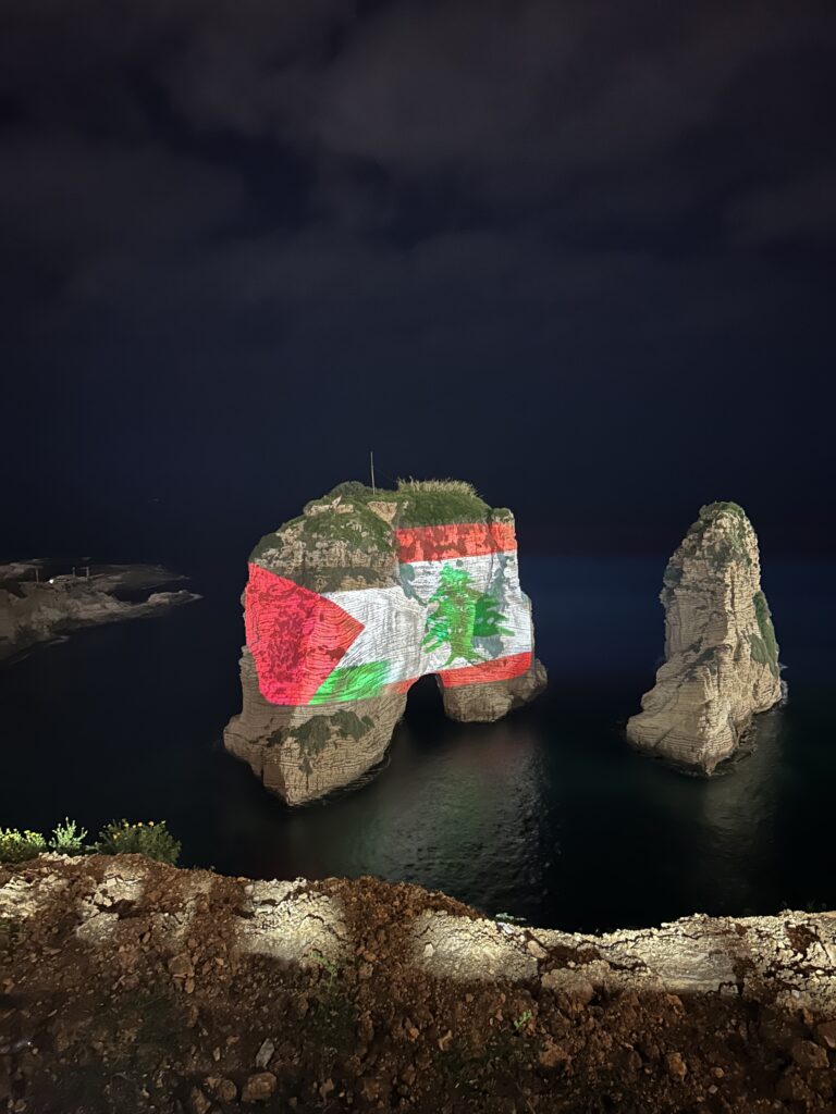 صخرة الروشة بالعلمين اللبناني والفلسطيني