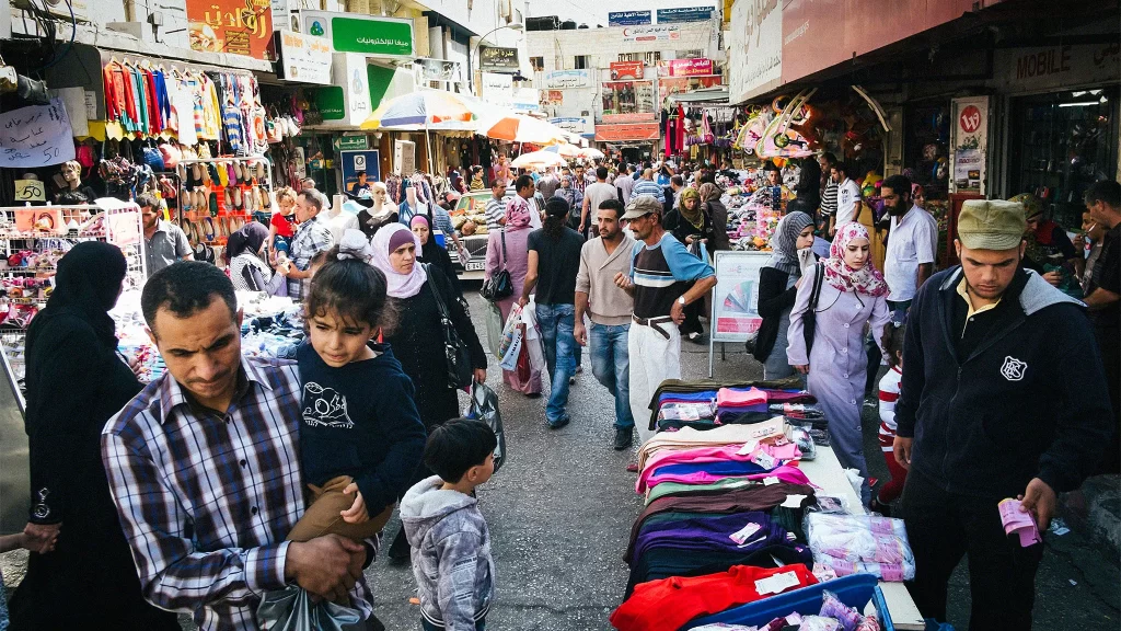 تجار في الضفة يساهمون بحل أزمة الإستيراد للكيان