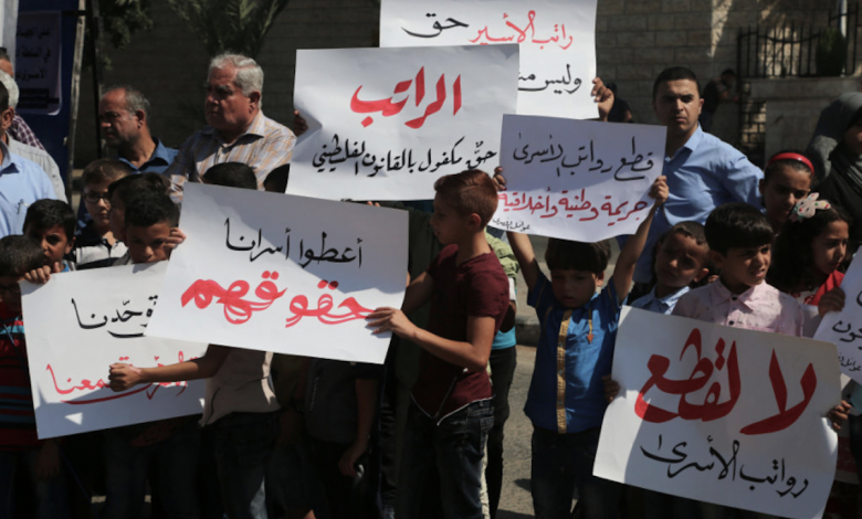 الحكومة الفلسطينية تحرم أسرى حماس والجهاد من الرواتب