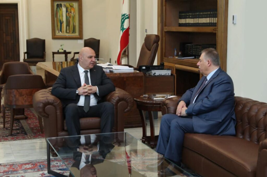 دبور يبلغ عون إستعداد السلطة للتنسيق في نزع سلاح المخيمات