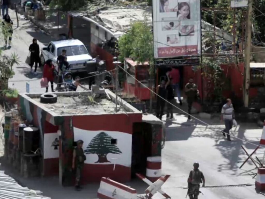 إتهامات لكلاوس بملاحقة نشطاء المخيمات