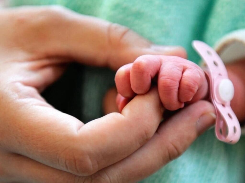 إنخفاض نسبة الولادات وزيادة المواليد المشوهين في غزة