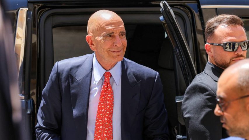 باراك يستخدم سياسة العصا والجزرة لفرض الإملاءات