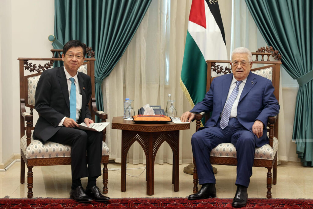 عباس يدعو الفصائل إلى تسليم سلاحها للسلطة