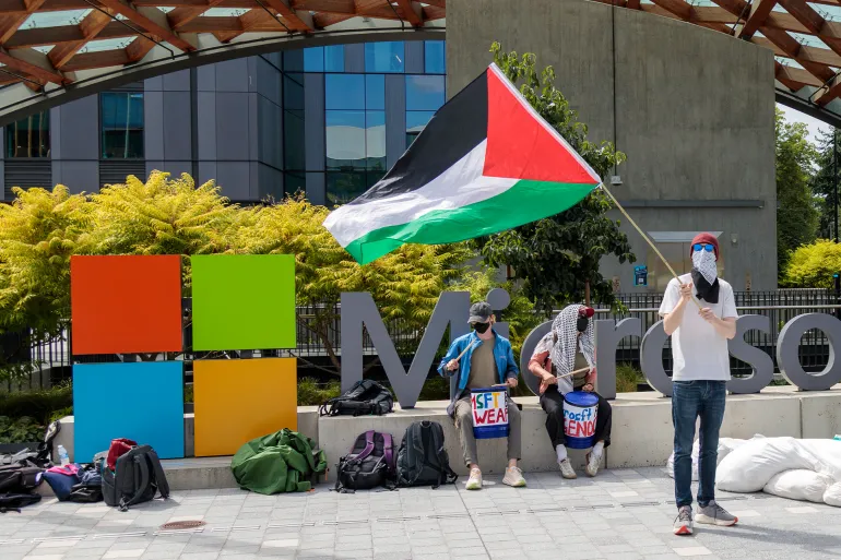 فصل موظفين من مايكروسوفت بعد إحتجاجهما على العلاقة مع الكيان