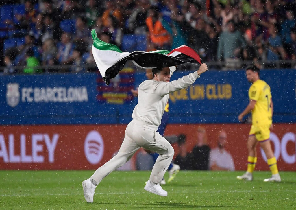 إقتحام ملعب يوهان كرويف بالعلم الفلسطيني