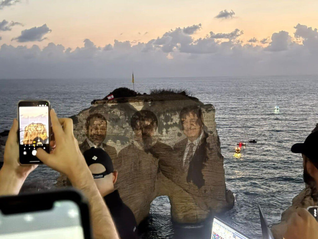 حزب الله يضيء صخرة الروشة بصورة الشهيدين