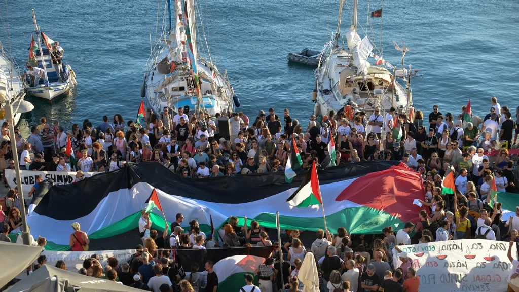 أسطول الصمود يتقدم إلى غزة