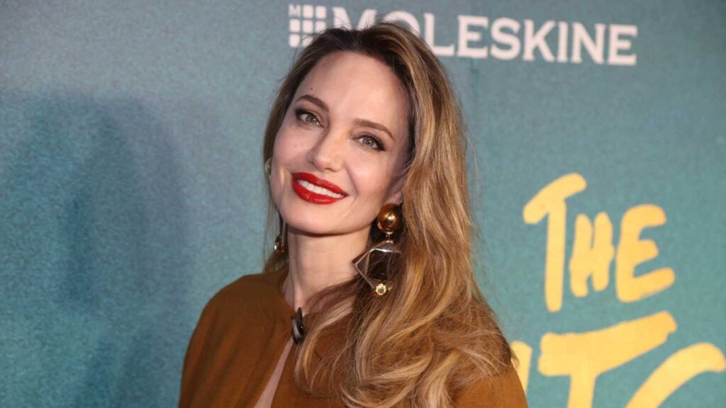 جولي تخطط لقرية أيتام في القطاع