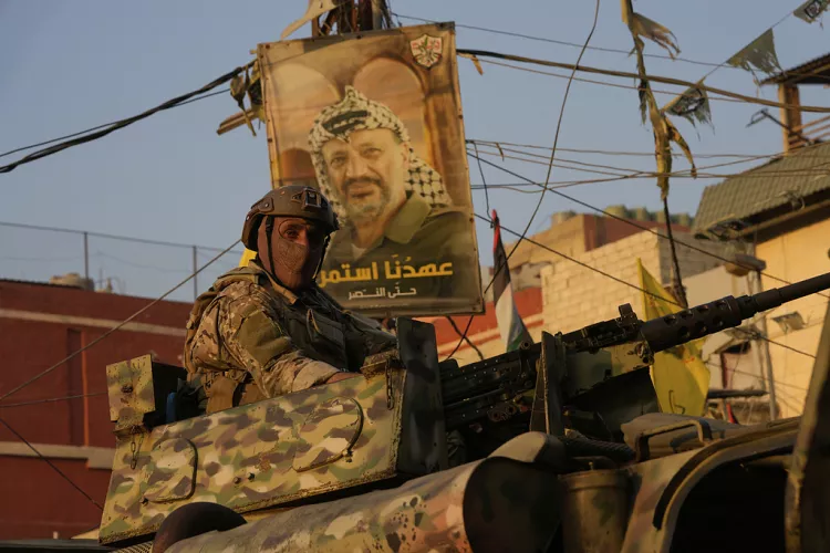 لبنان يرفض ربط سلاح المخيمات بحقوق اللاجئين