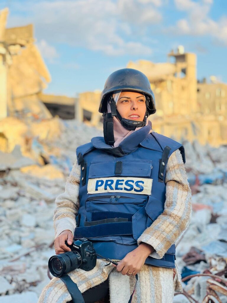 منح جائزة أبطال الصحافة لمريم أبو دقة