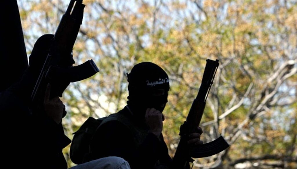 المخيمات الفلسطينية في لبنان: نزع السلاح، حقوق اللاجئين، والعودة