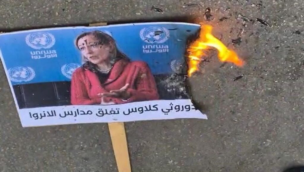 الأخبار تتهم كلاوس بتحويل الأونروا إلى مركز تجسس