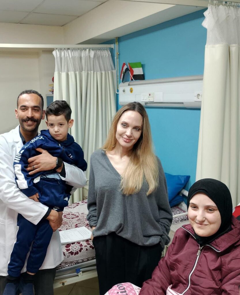 جولي في رفح لدعم الغزيين