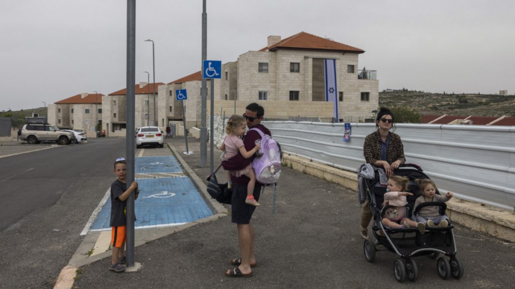 خدمات قنصلية أمريكية من مستعمرة في الضفة