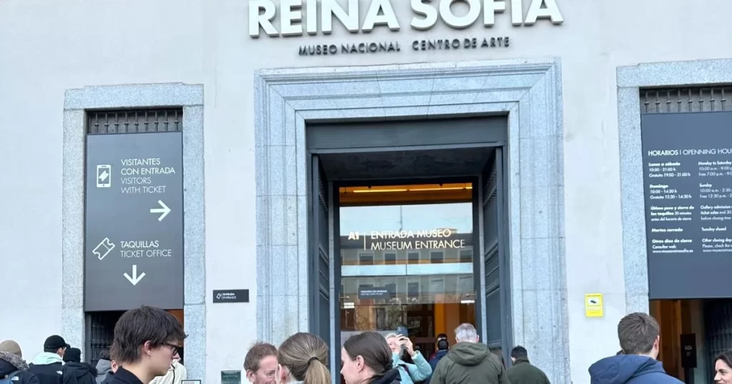 طرد سائحات من "رينا صوفيا" بعد رفعهن علم الكيان