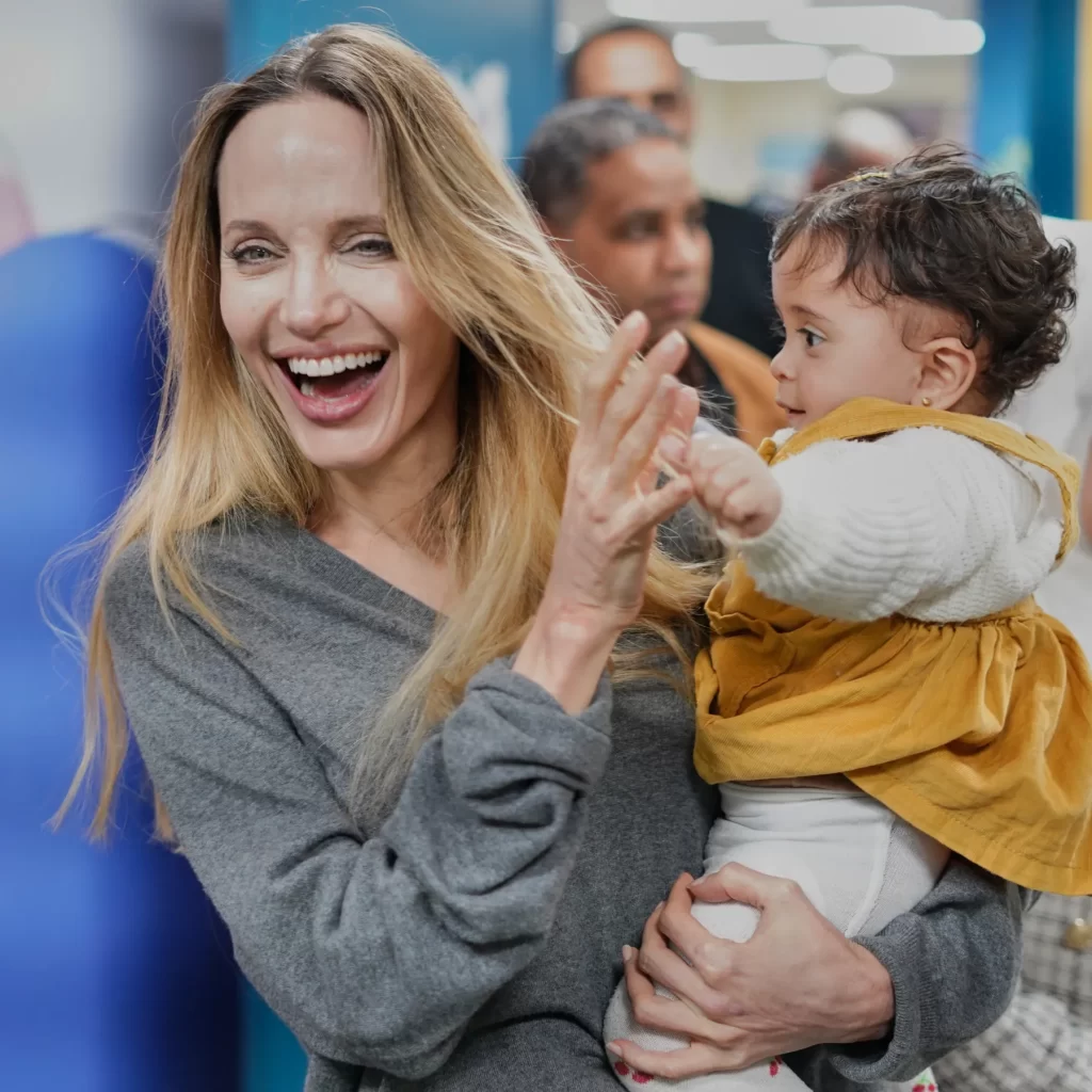 جولي ترفض نسيان العالم لغزة