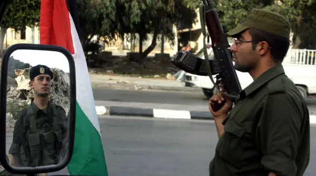 السلطة ترفض نقل العملاء من غزة لرام الله