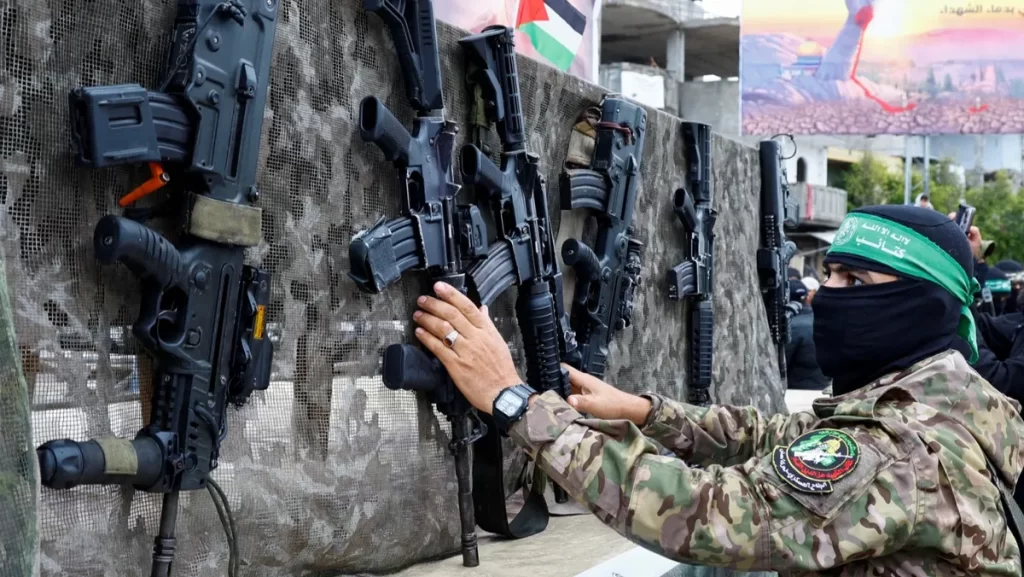 حماس تطلب ضمانات للموافقة على نزع السلاح