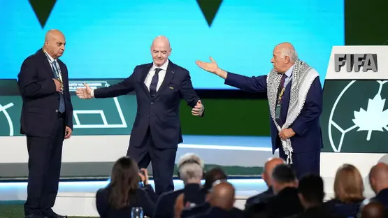 الرجوب يرفض إلتقاط صورة مع نائب رئيس الإتحاد الإسرائيلي