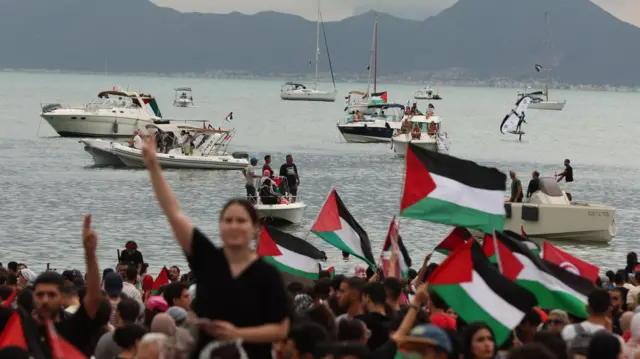 سفن الأسطول تتقدم إلى القطاع رغم إعتداءات الكيان