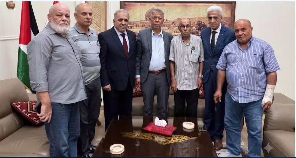 عمال فلسطين يطالب بإستعادة تملك اللوحات العمومية