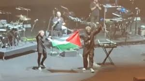 ماسيف أتاك ترفع العلم الفلسطيني على مسرح أسترالي