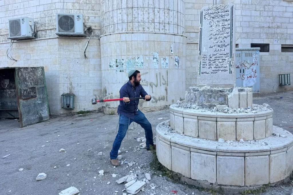 سموتريتش يعلن الحرب على النصب التذكارية في الضفة