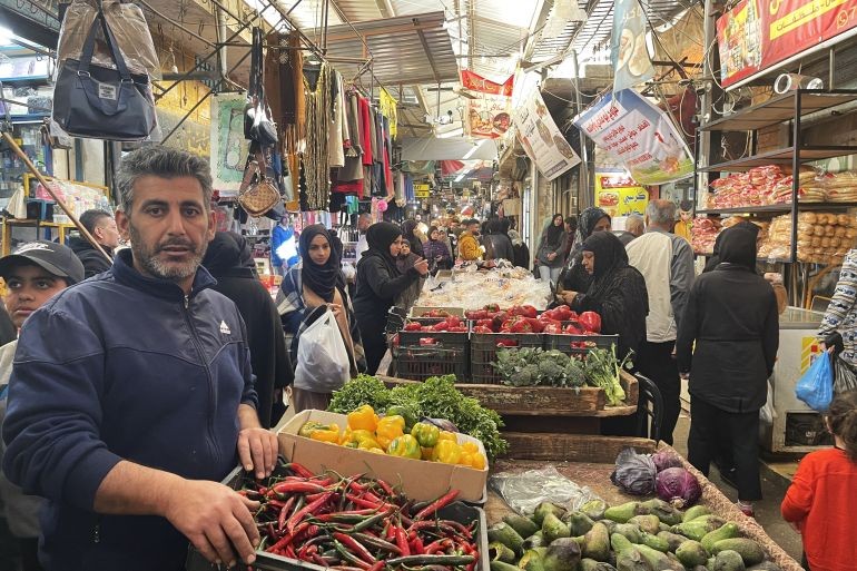 أحياء عين الحلوة تطالب بإستجابة إغاثية توازي المعاناة