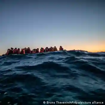 المخيم والمنفى والبحر: صورتنا الأخيرة