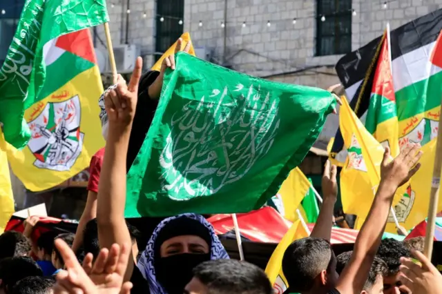 حماس تطالب السلطة بوقف الإجراءات الإنفرادية